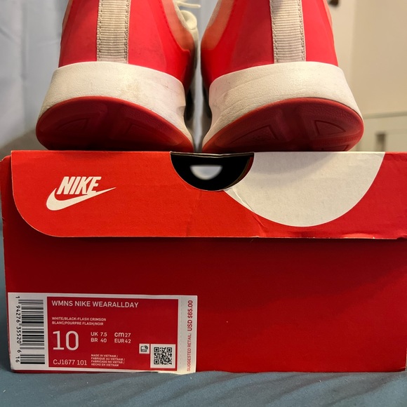 Woman’s 10 Nike wear all day - Picture 2 of 5